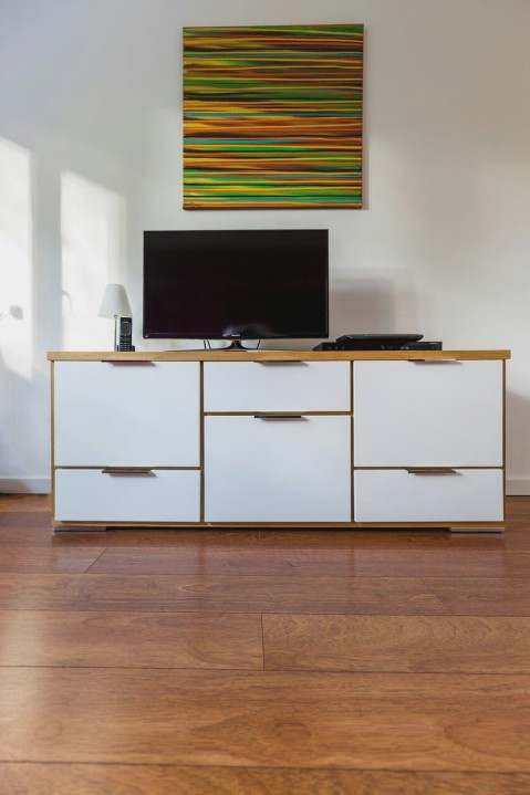 Moderne Küche mit Holzfronten